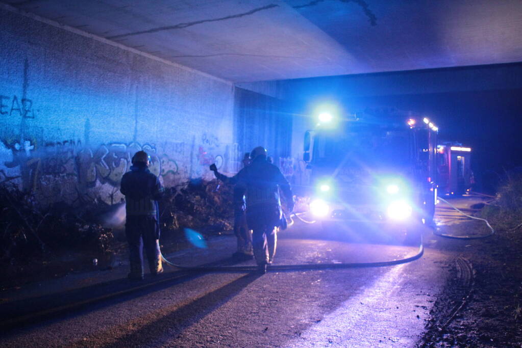 Berm in brand onder viaduct A27