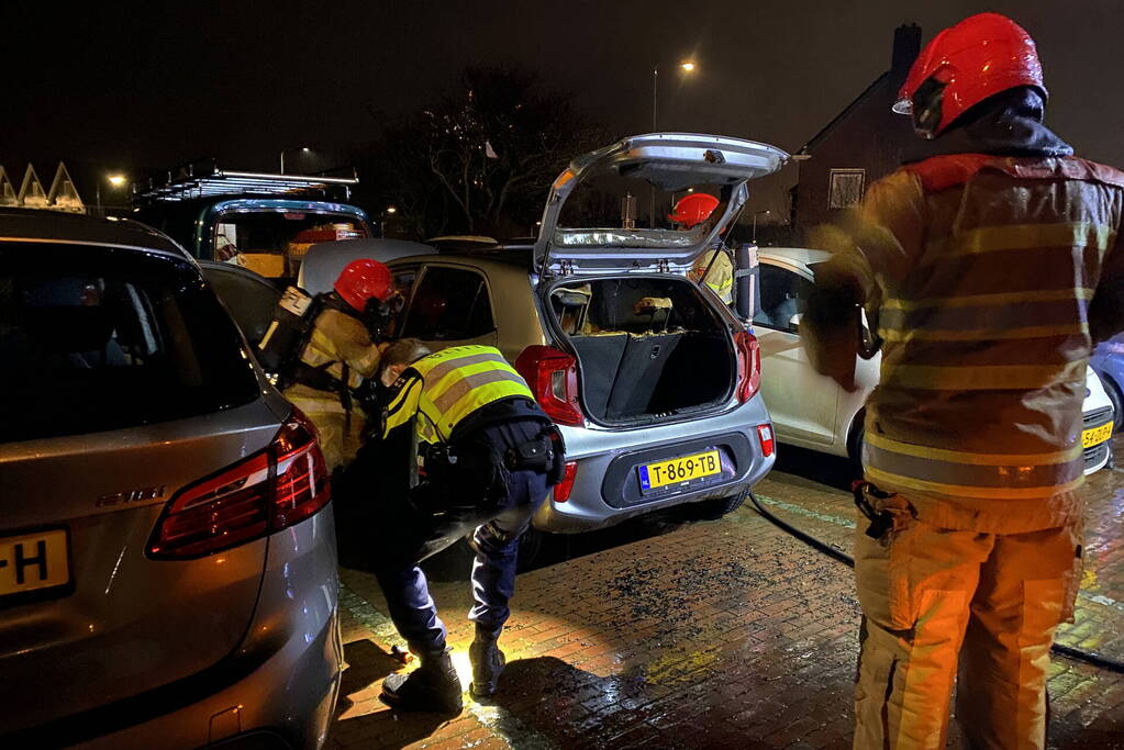 Felle brand in geparkeerde auto