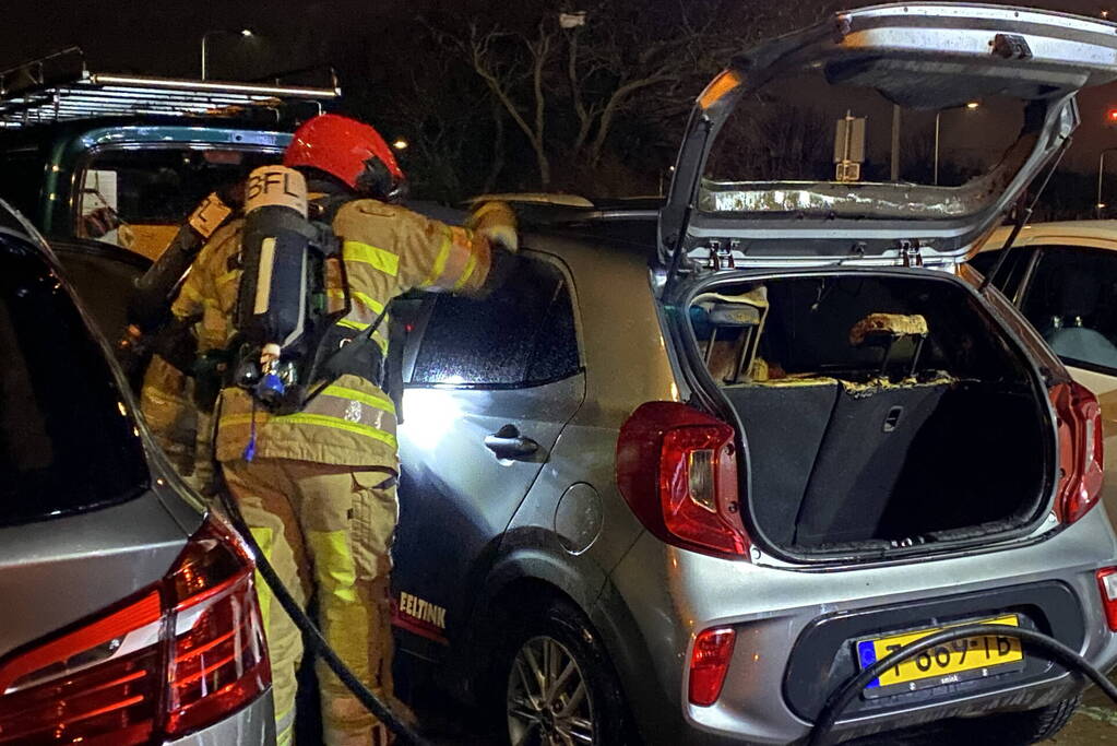 Felle brand in geparkeerde auto