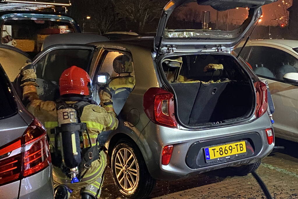 Felle brand in geparkeerde auto