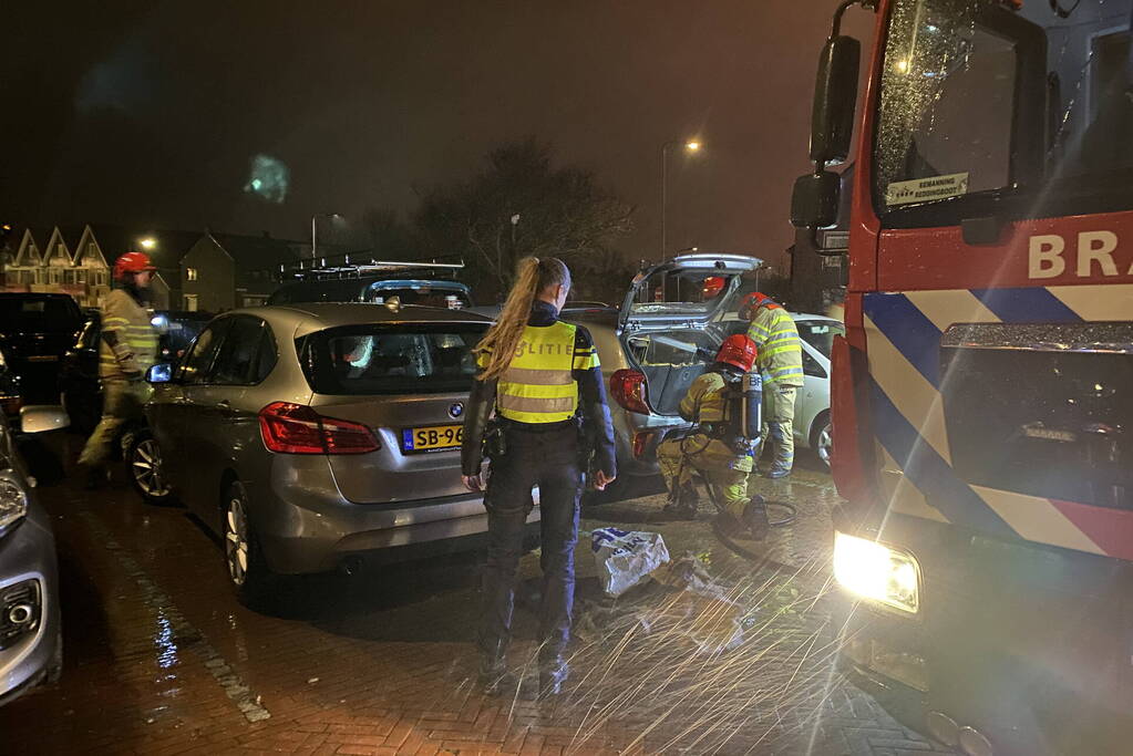 Felle brand in geparkeerde auto
