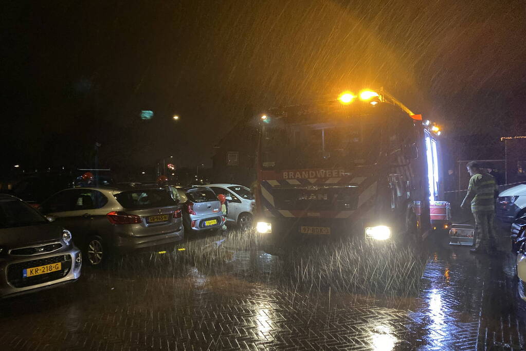 Felle brand in geparkeerde auto