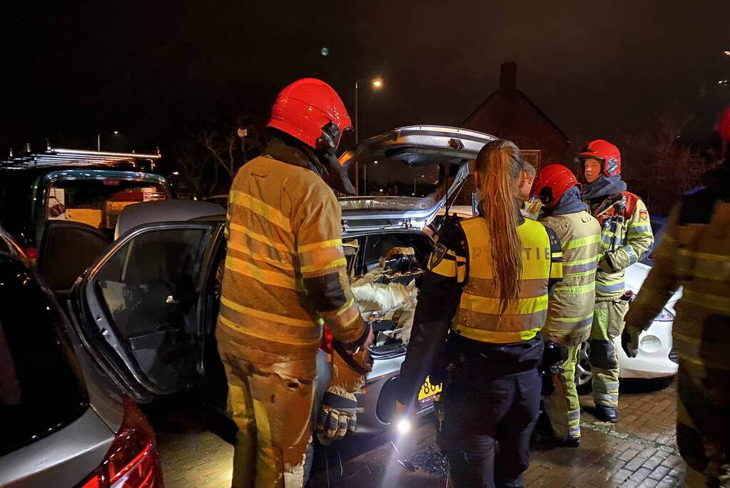 Felle brand in geparkeerde auto