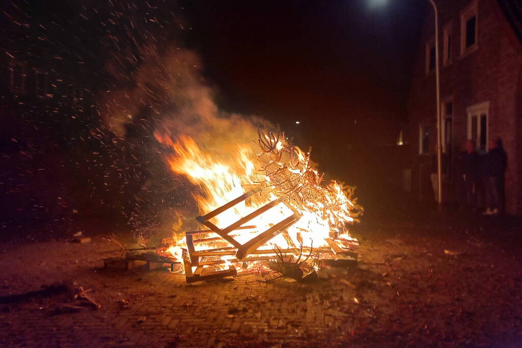 Brandweer blust flink vreugde vuur