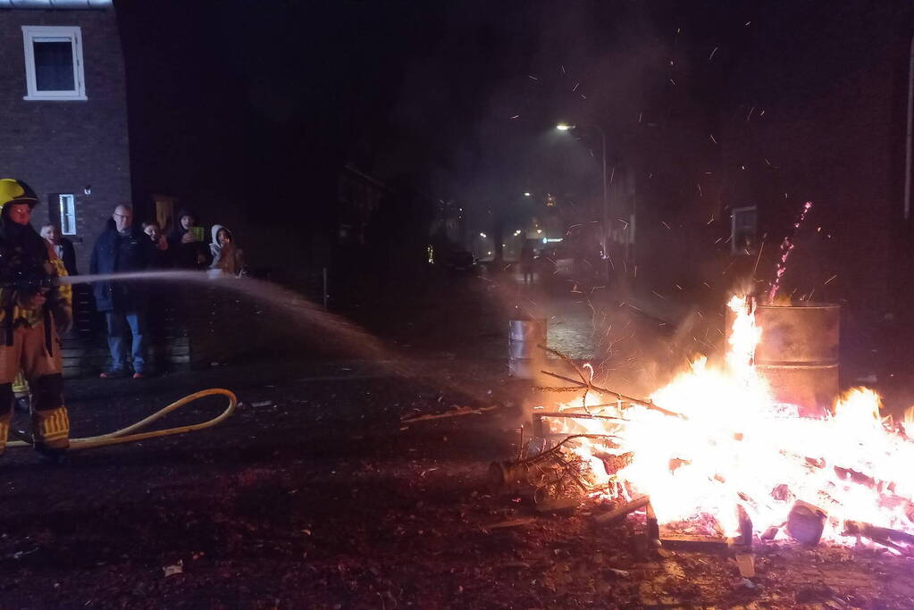 Brandweer blust flink vreugde vuur