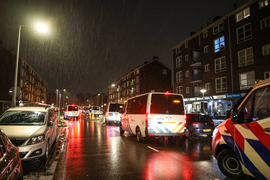 Vuurwerk naar mobiele eenheid gegooid