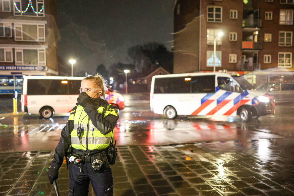 Vuurwerk naar mobiele eenheid gegooid