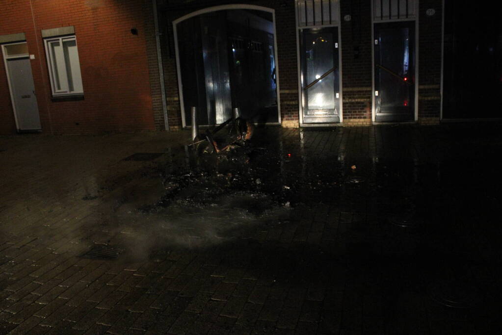 Afval op straat in brand gestoken