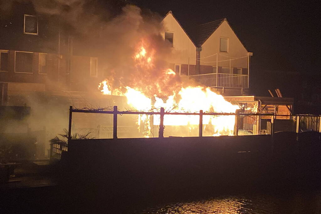 Schuur en overkapping verwoest door brand