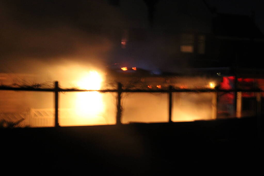 Schuur en overkapping verwoest door brand