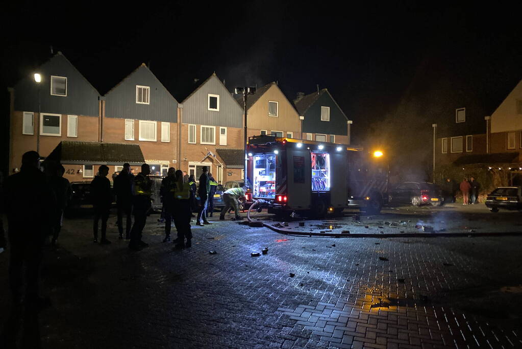 Schuur en overkapping verwoest door brand