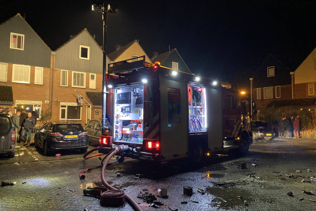 Schuur en overkapping verwoest door brand
