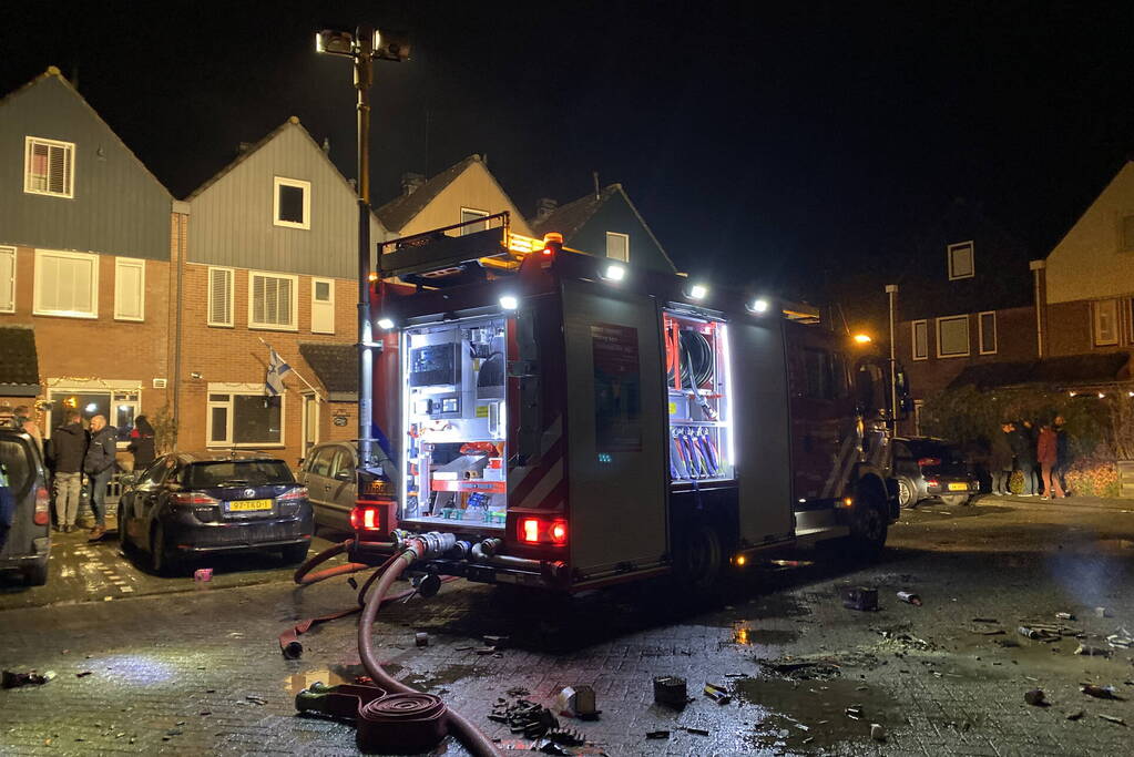 Schuur en overkapping verwoest door brand