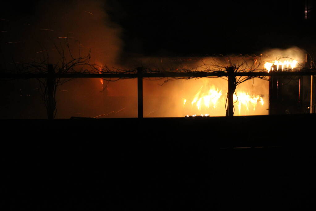 Schuur en overkapping verwoest door brand