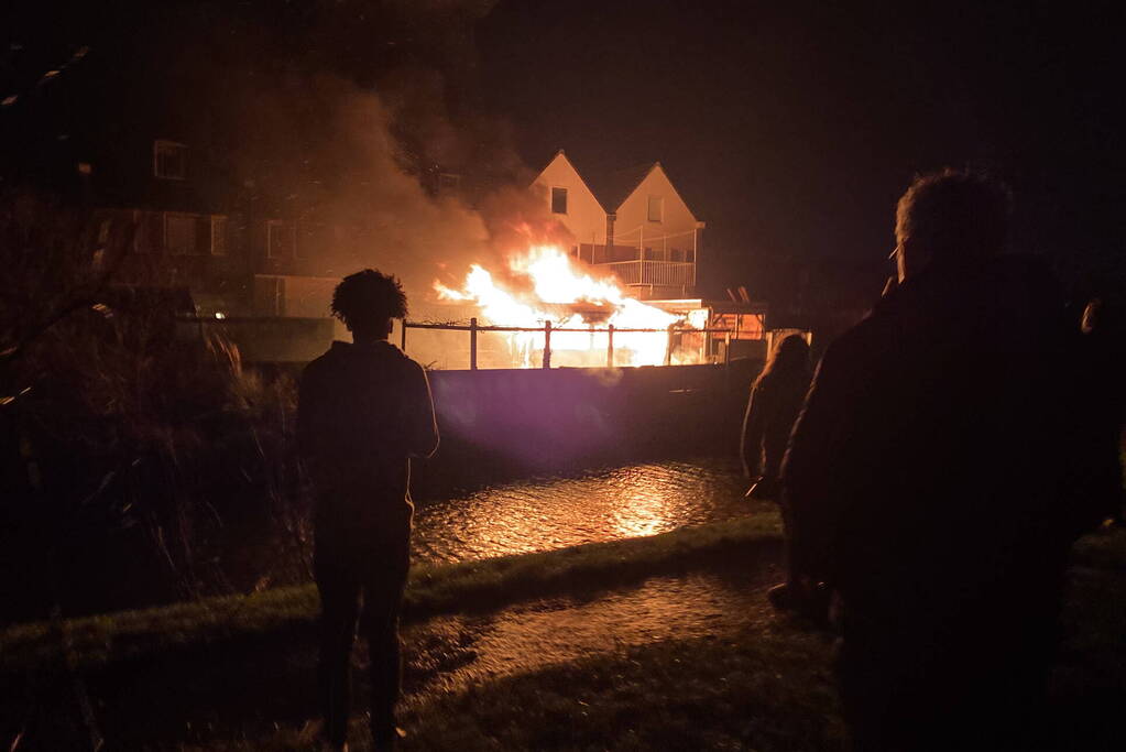 Schuur en overkapping verwoest door brand