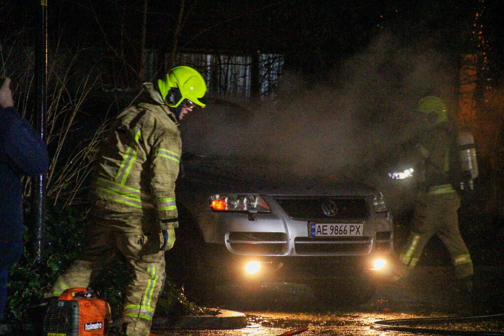 Geparkeerde auto uitgebrand