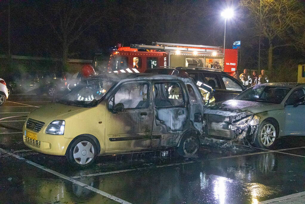 Drie auto's grotendeels uitgebrand