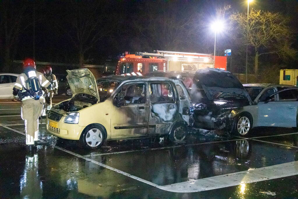 Drie auto's grotendeels uitgebrand
