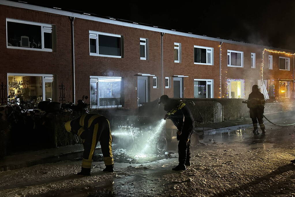 Geparkeerde voertuig volledig uitgebrand
