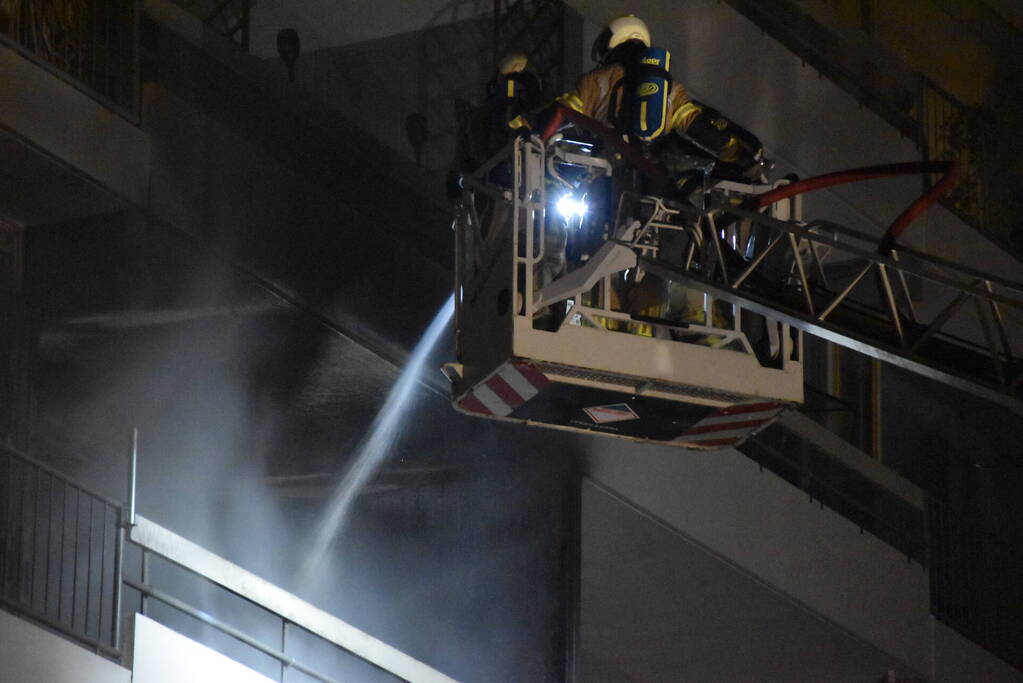 Felle brand op balkon van flat na harde knal