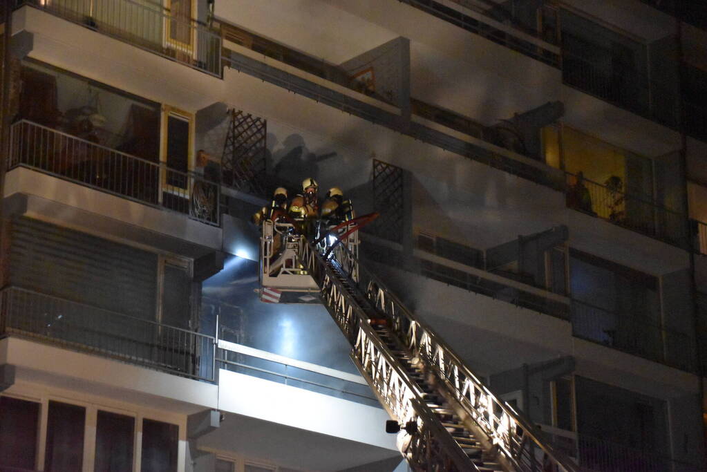 Felle brand op balkon van flat na harde knal