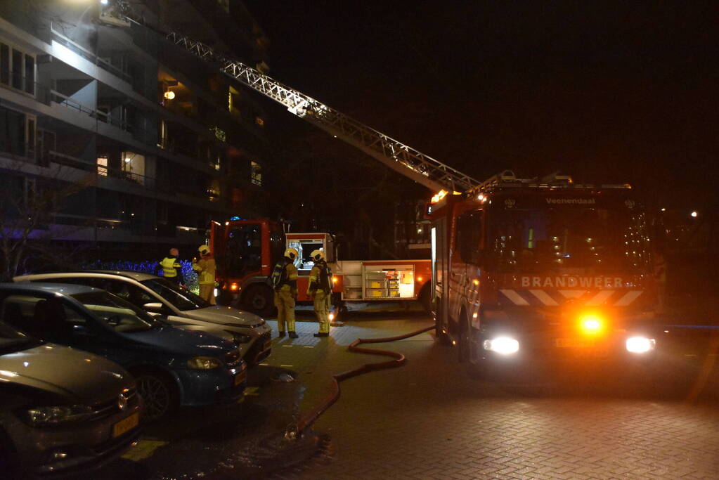 Felle brand op balkon van flat na harde knal