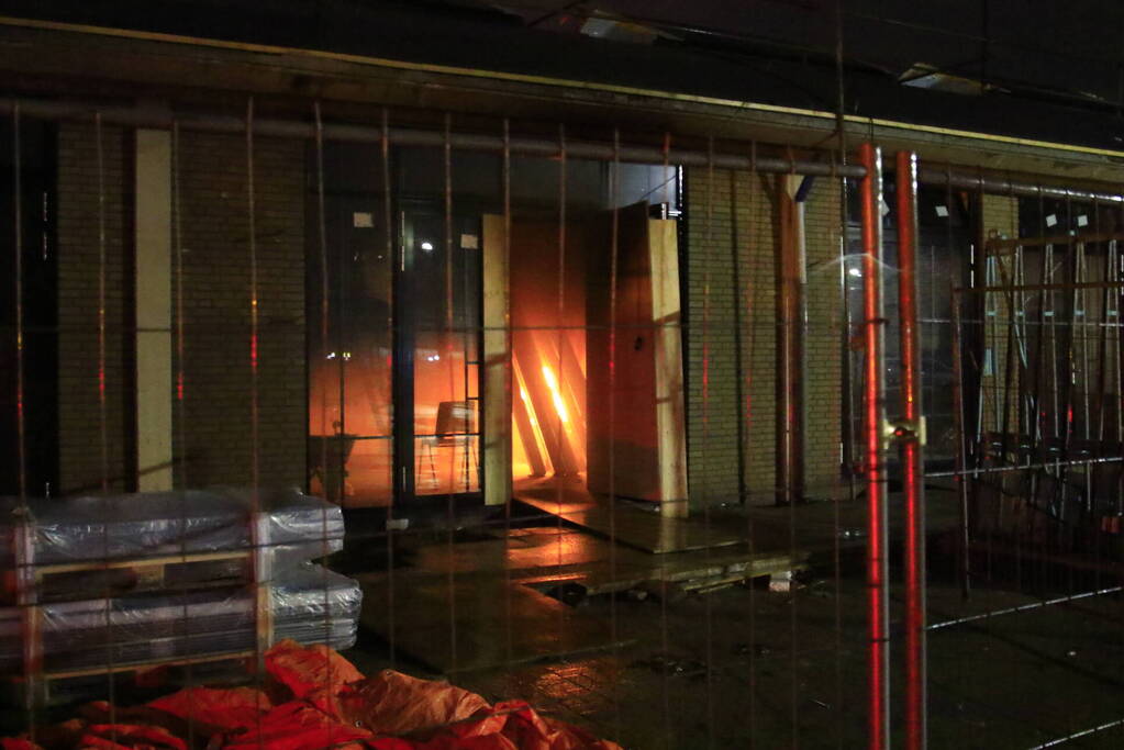 Brand in studio's in aanbouw