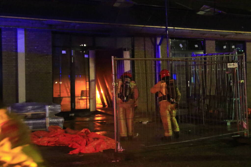 Brand in studio's in aanbouw