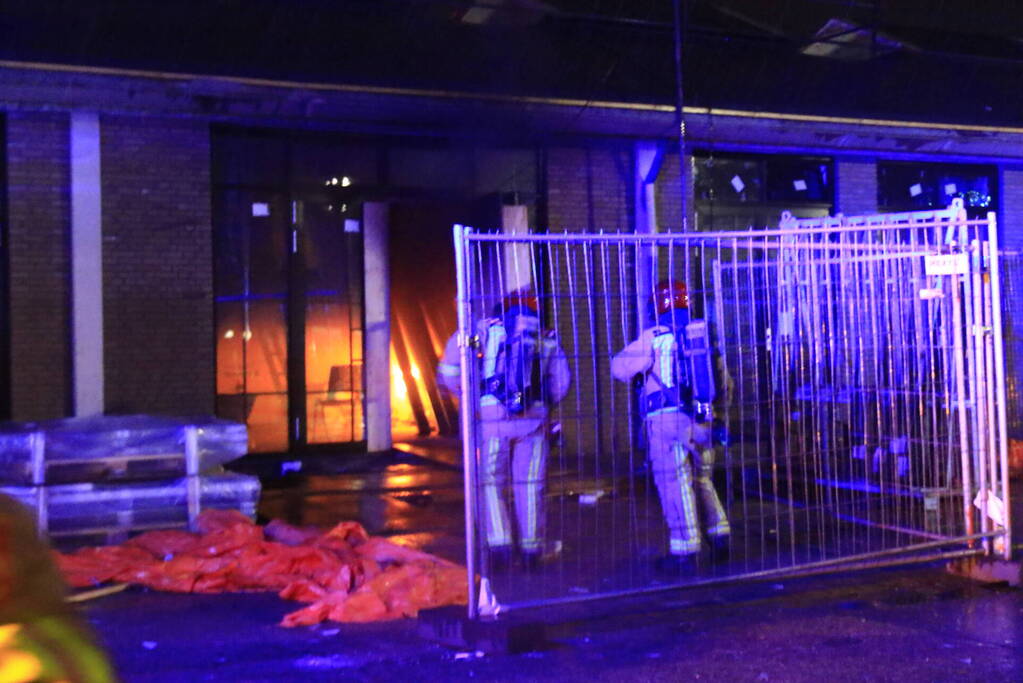 Brand in studio's in aanbouw