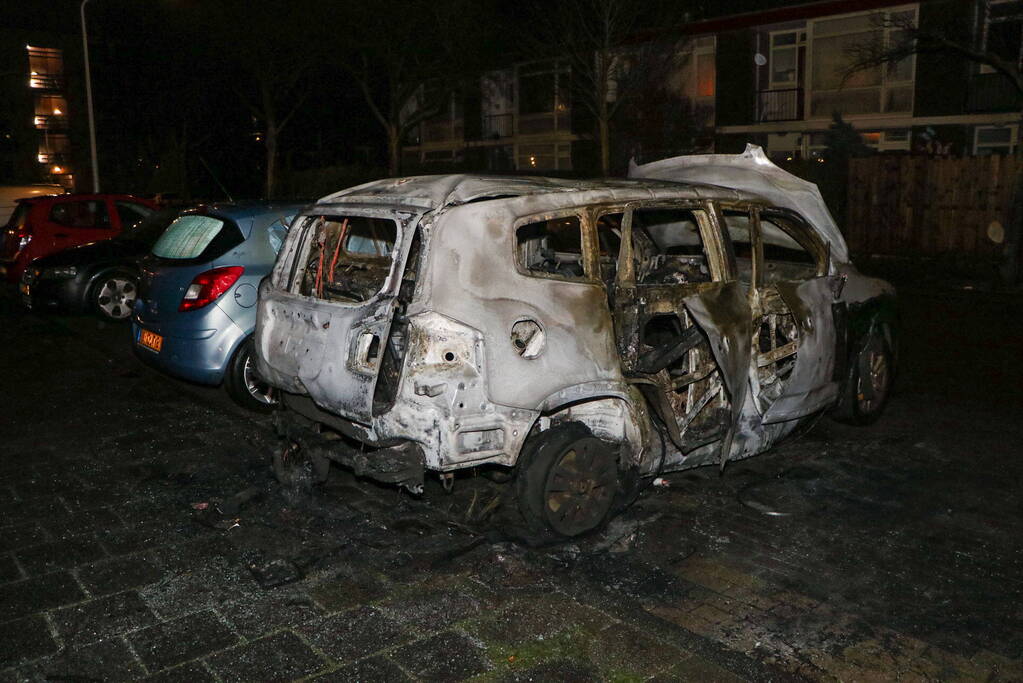 Auto volledig verwoest door brand
