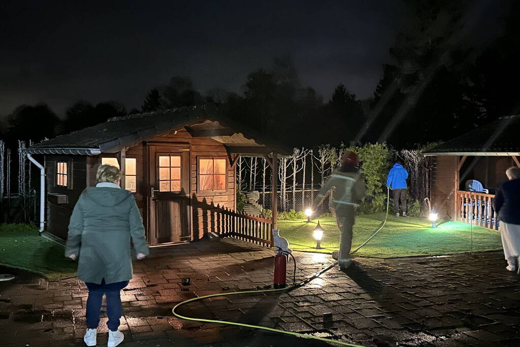 Vuurwerkresten in kruiwagen vatten vlam, heg gaat in vlammen op