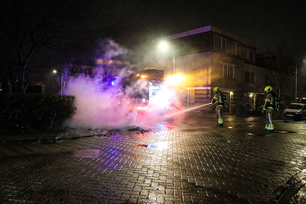 Brandweer blust brandende vuurwerkresten