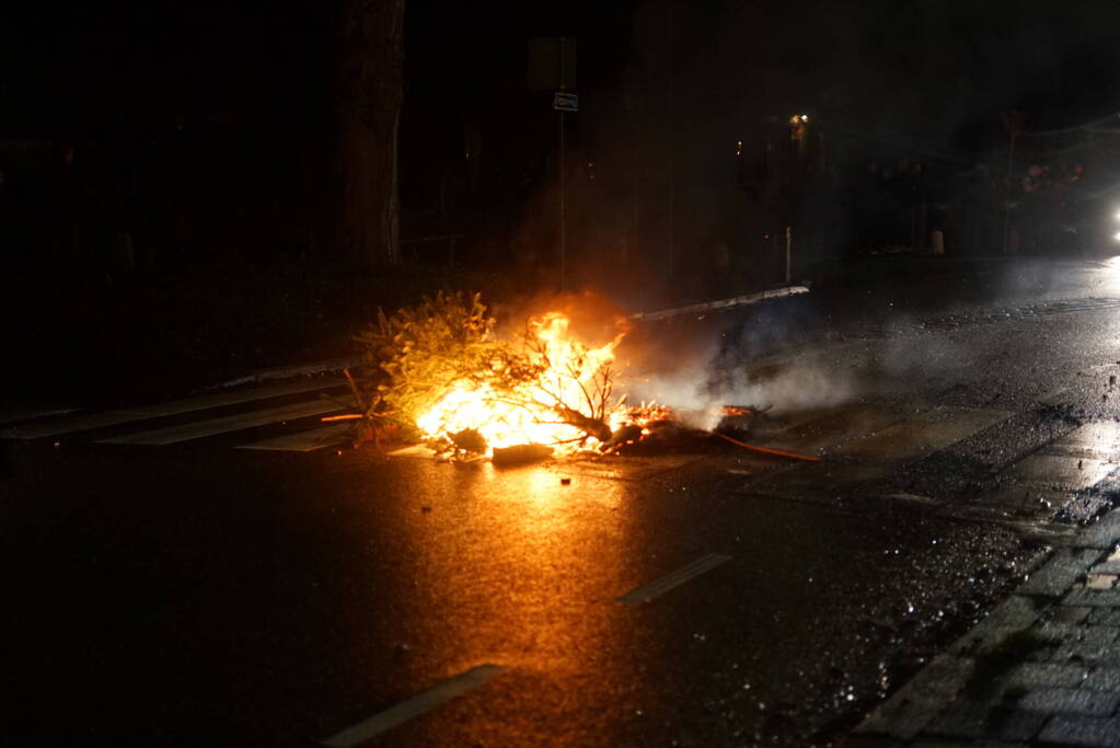 Kerstboom midden op straat in brand