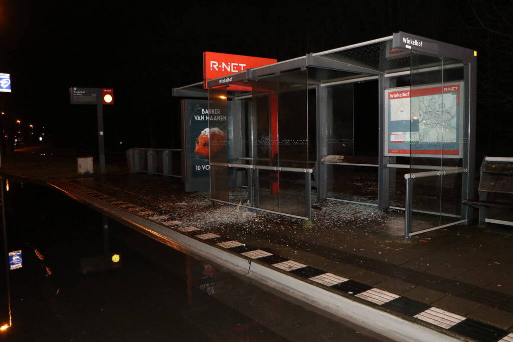 Bushokjes vernield door vuurwerk