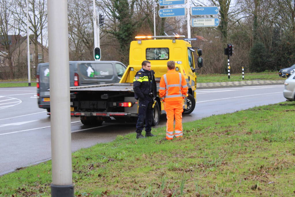 Bestuurder verliest macht over stuur en klapt op lantaarnpaal