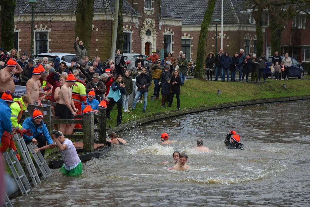 Grote belangstelling voor nieuwjaarsduik