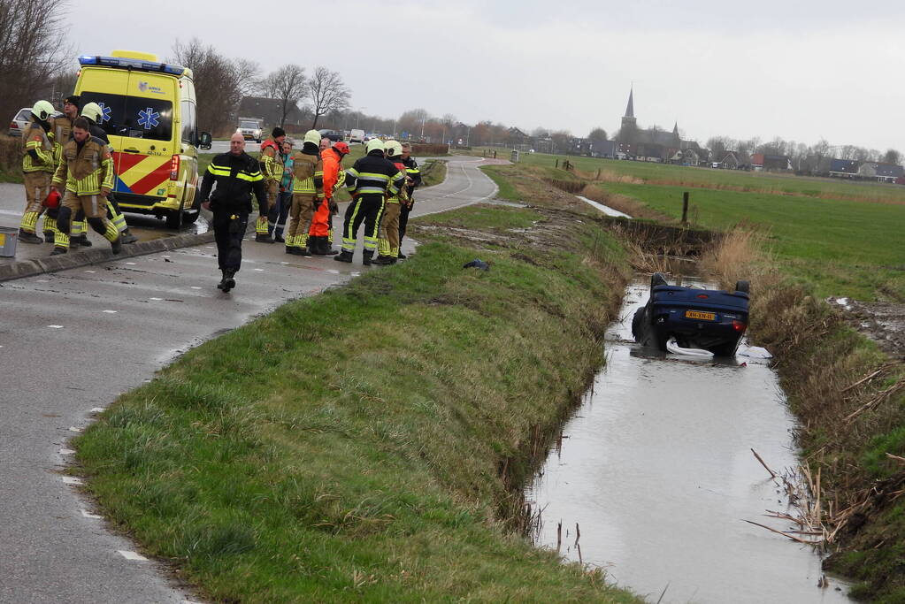 Auto belandt op de kop in sloot