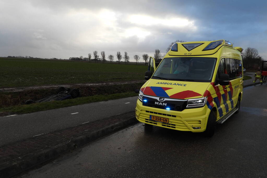 Auto belandt op de kop in sloot