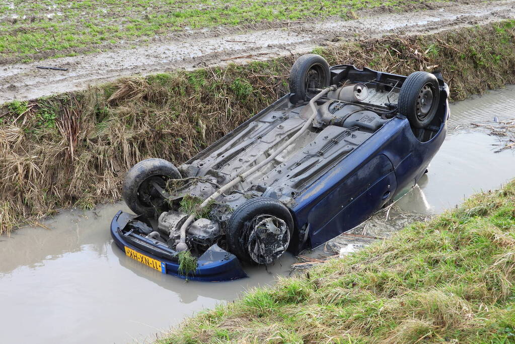 Auto belandt op de kop in sloot