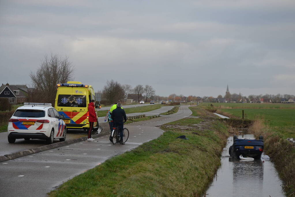 Auto belandt op de kop in sloot