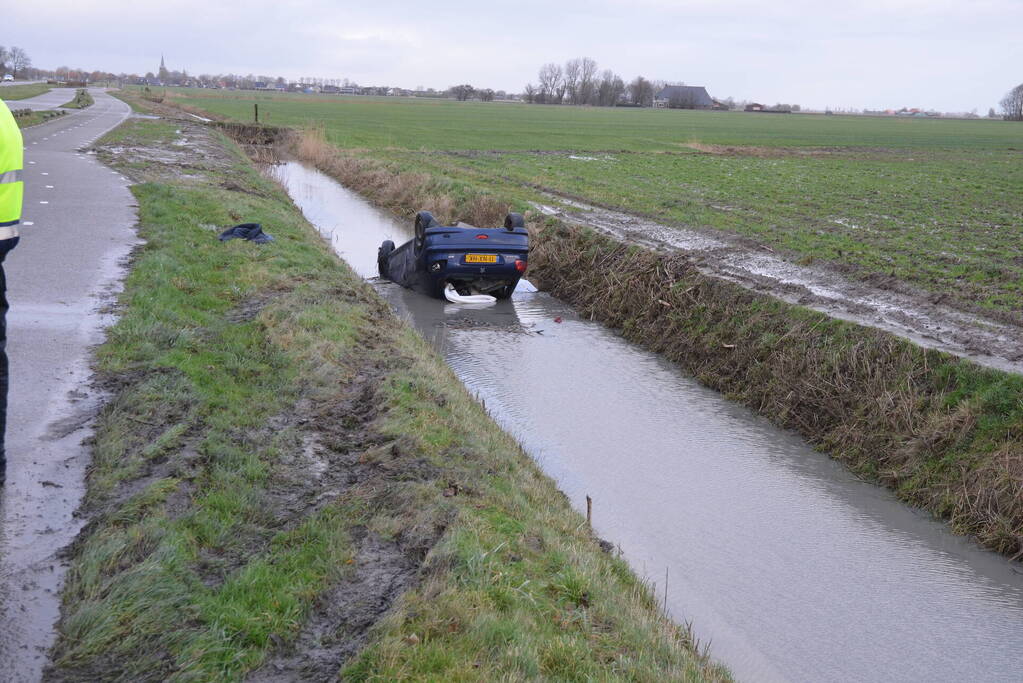 Auto belandt op de kop in sloot