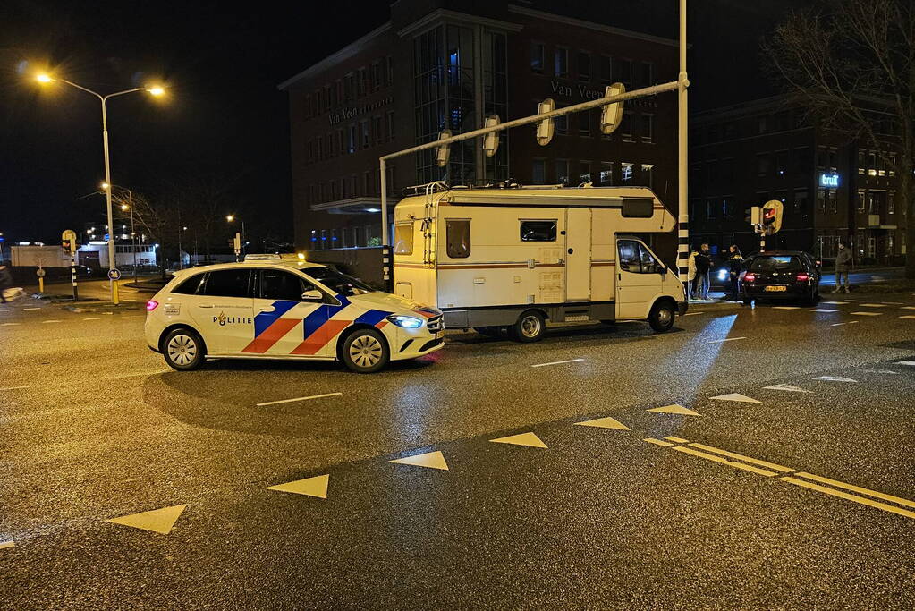 Camper en personenauto botsen personenauto botst op verkeerslicht