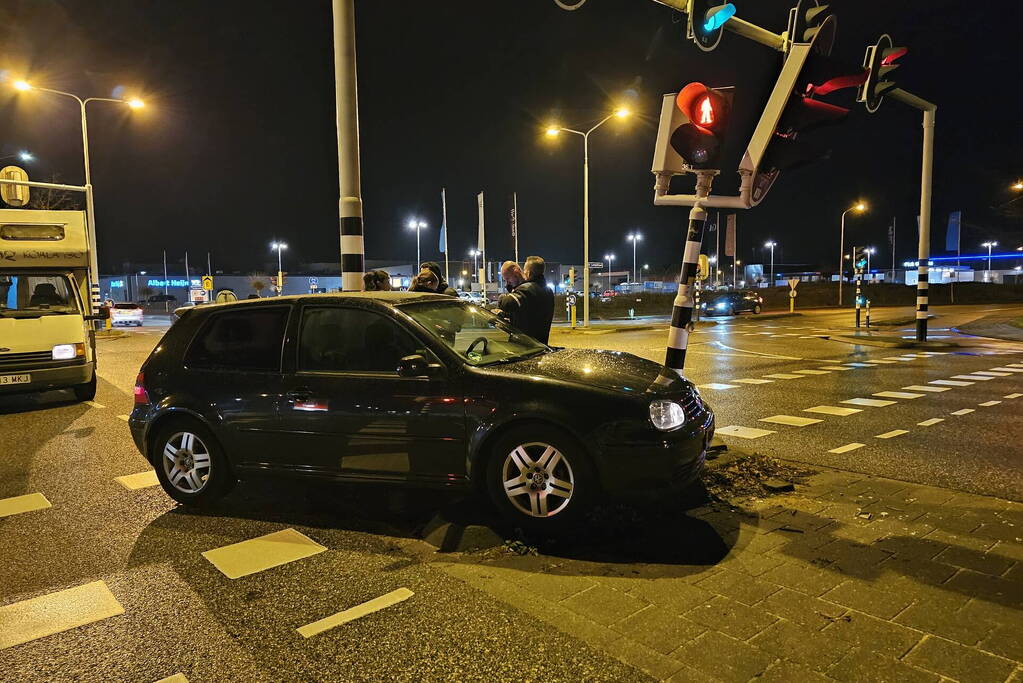 Camper en personenauto botsen personenauto botst op verkeerslicht