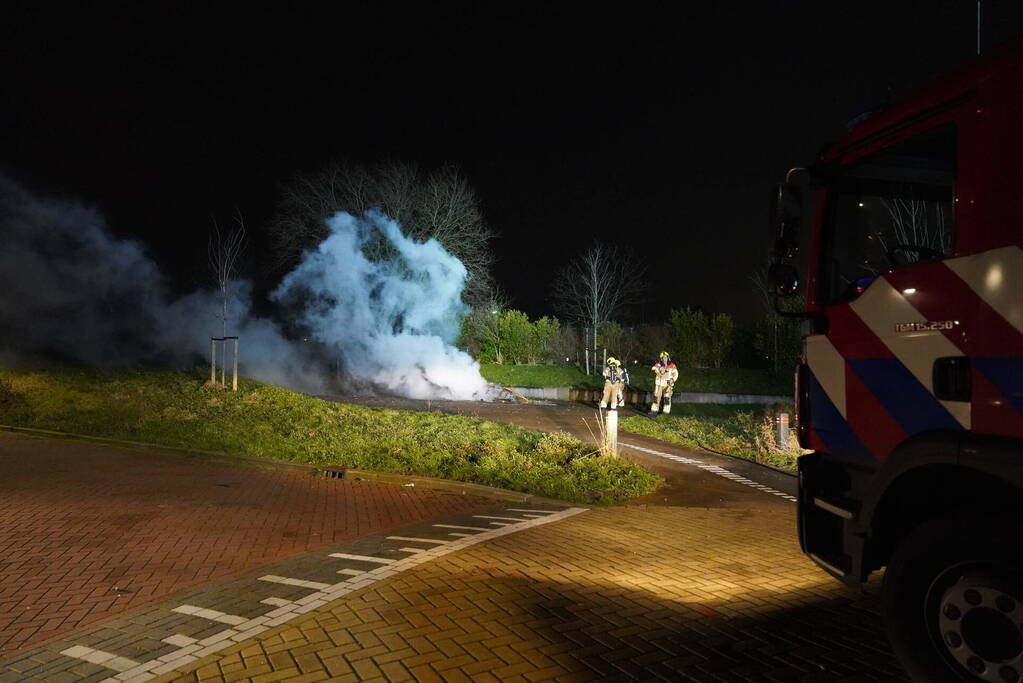 Bromfiets en kerstbomen in brand gestoken