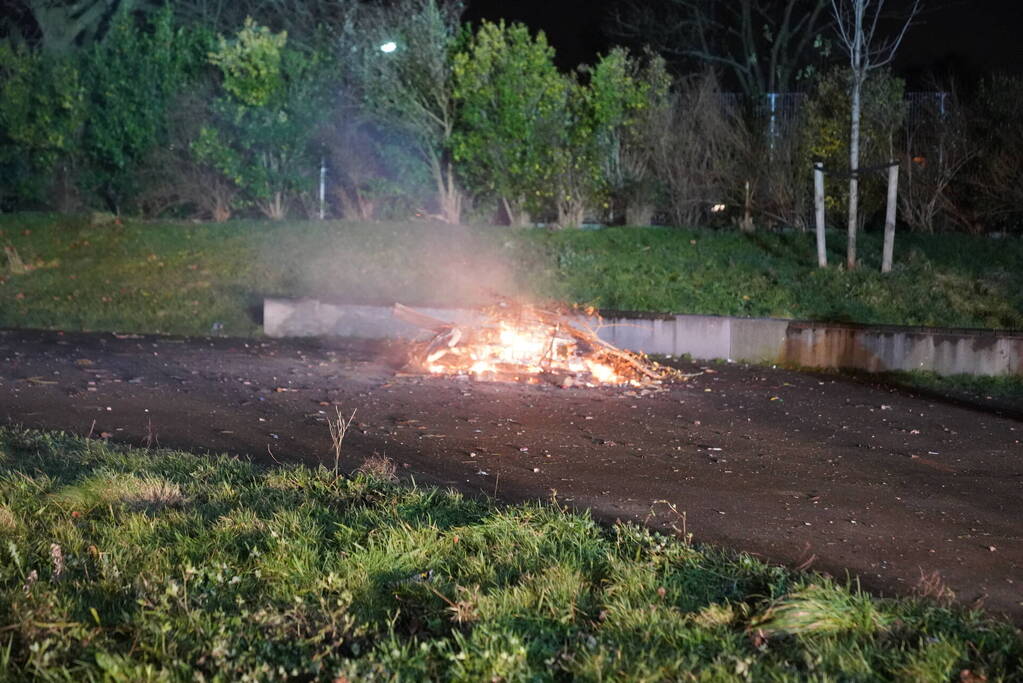 Bromfiets en kerstbomen in brand gestoken