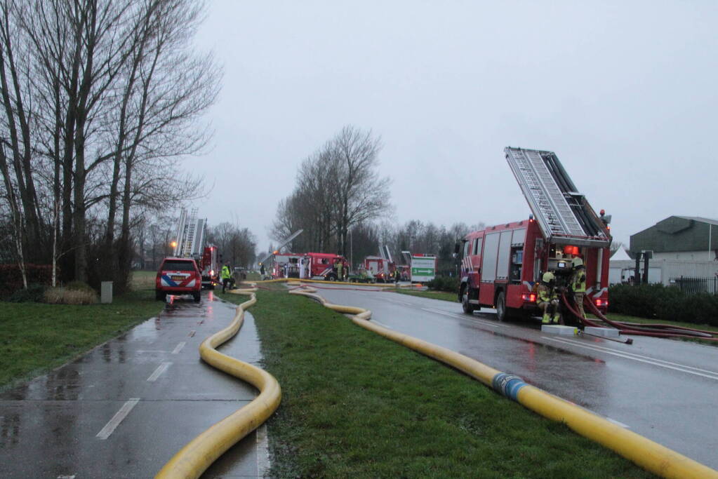 Meerdere brandweerpelotons ingezet bij zeer grote brand
