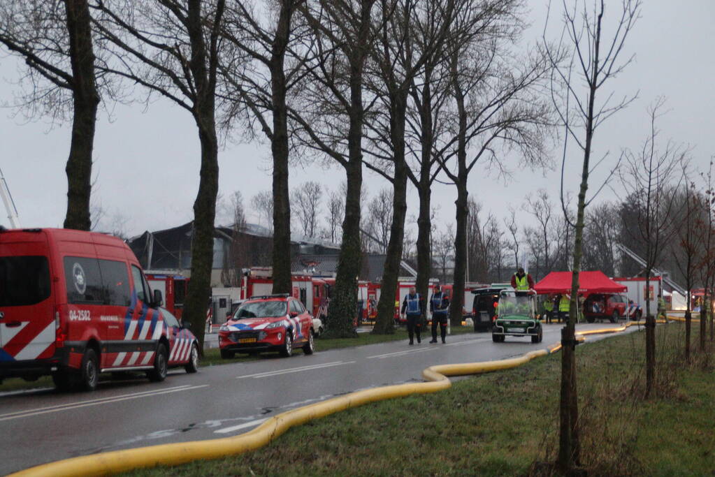 Meerdere brandweerpelotons ingezet bij zeer grote brand