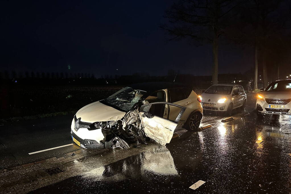 Auto en bestelbus frontaal in botsing