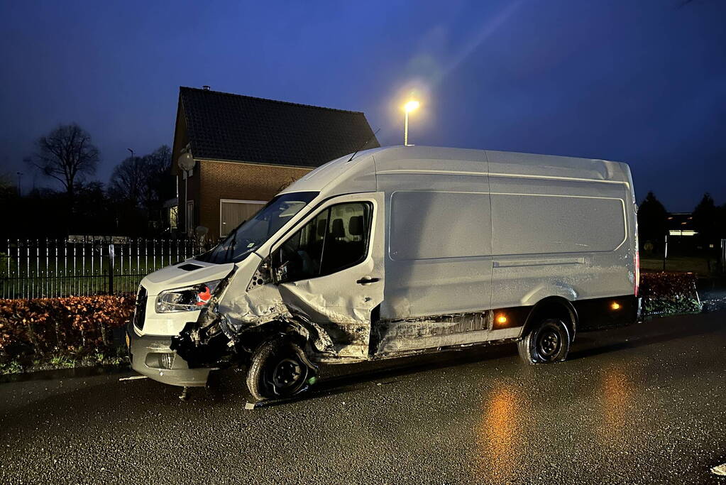 Auto en bestelbus frontaal in botsing