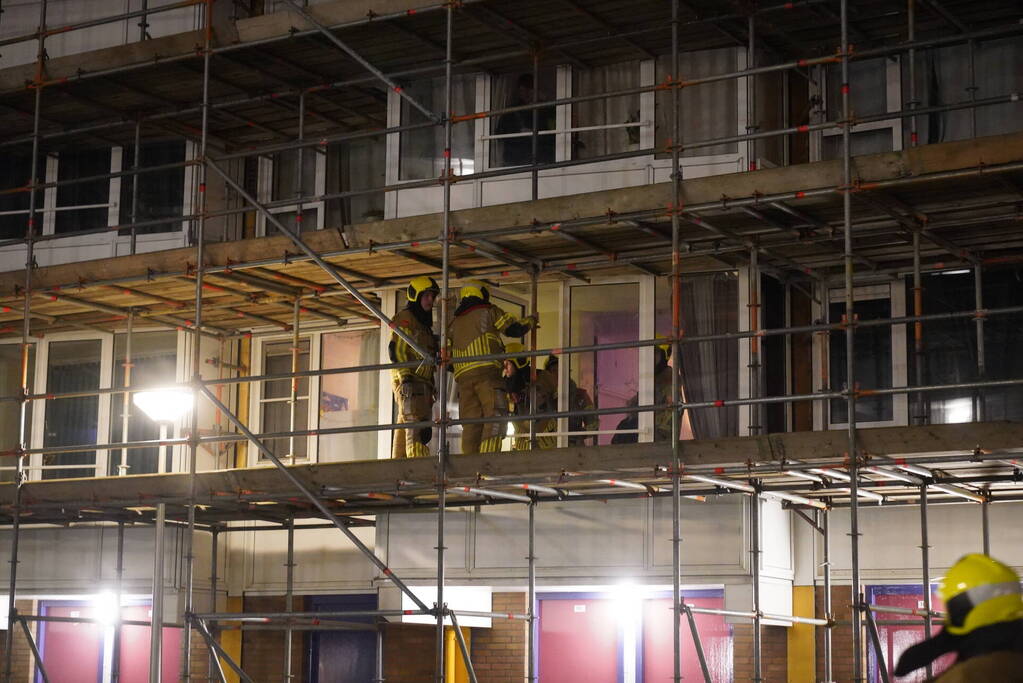 Steigerdelen waaien tegen ruit van woning